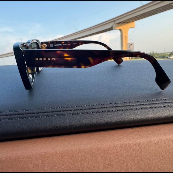 Burberry sunglasses like new - Picture 2 of 4